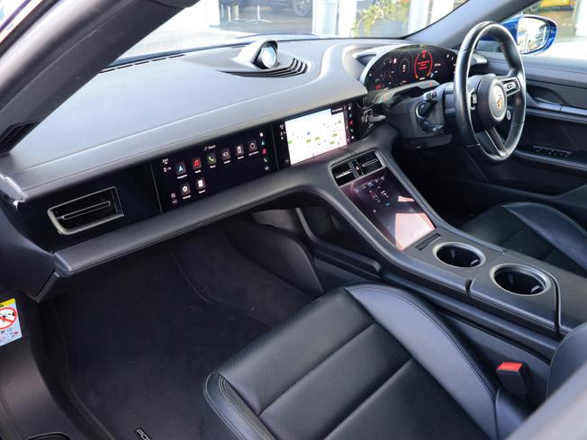 PORSCHE Taycan Photo 3