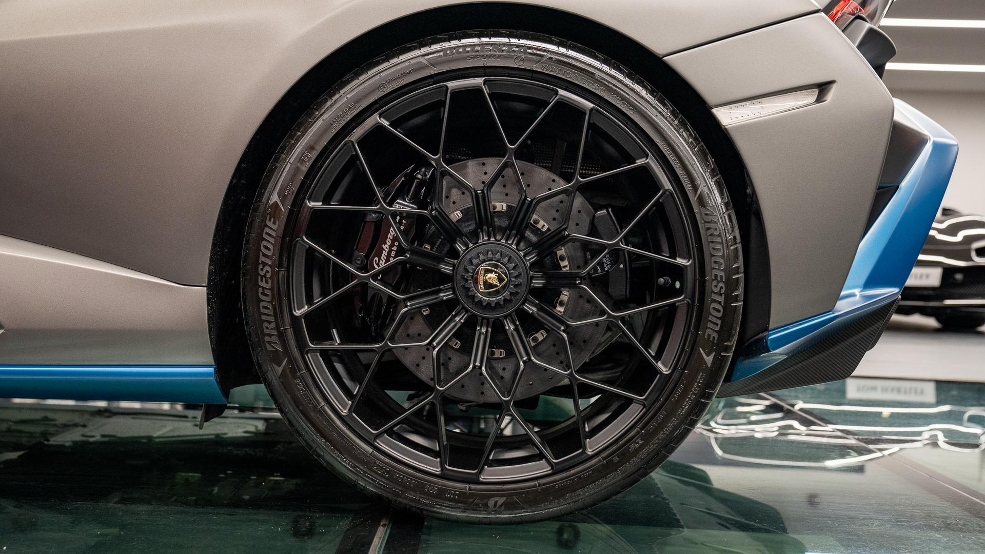 LAMBORGHINI Huracan Photo 1c06f51a-43e9-4b52-be59-1a2b6b681c82.jpg