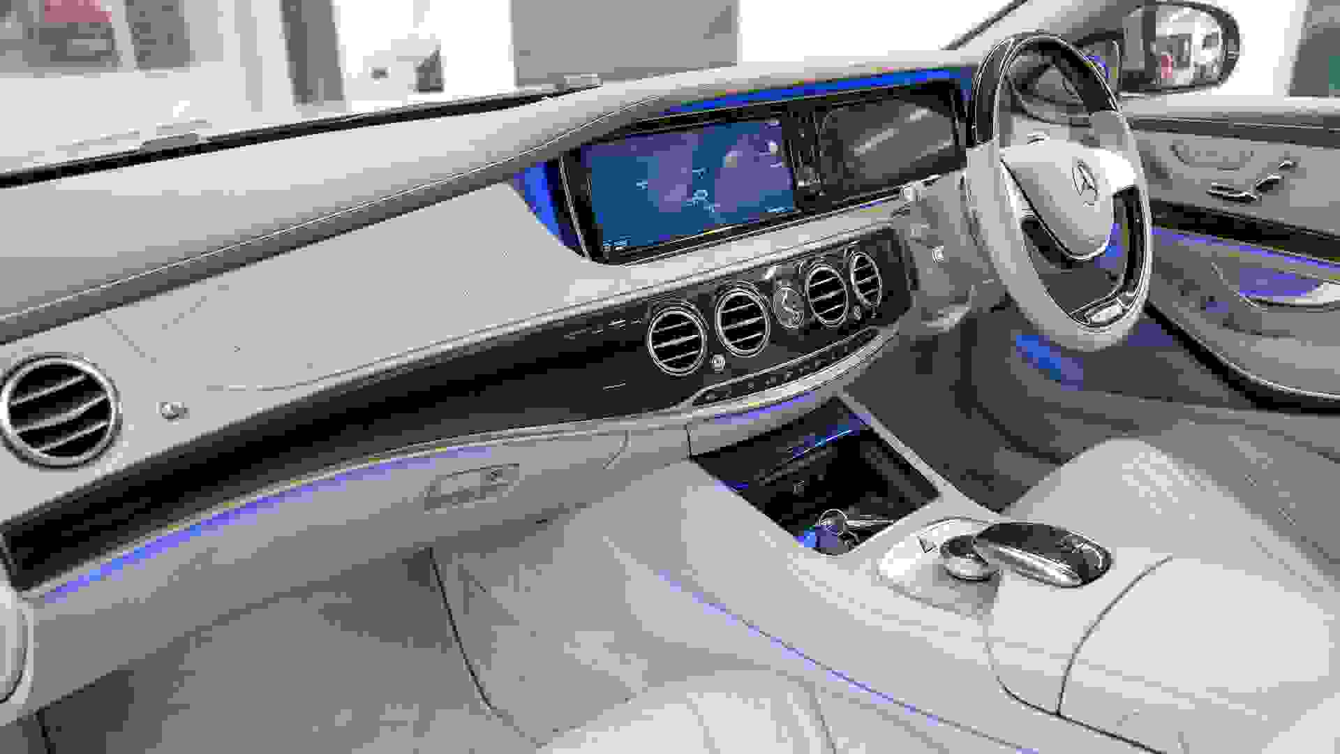 Mercedes-Benz Maybach S600 Photo 1c1082b4-a490-455a-9b7a-eaaa00444b20.jpg