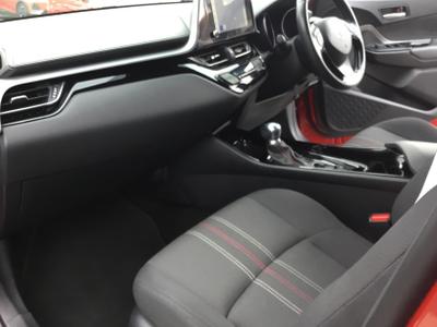 Toyota C-HR Photo 15