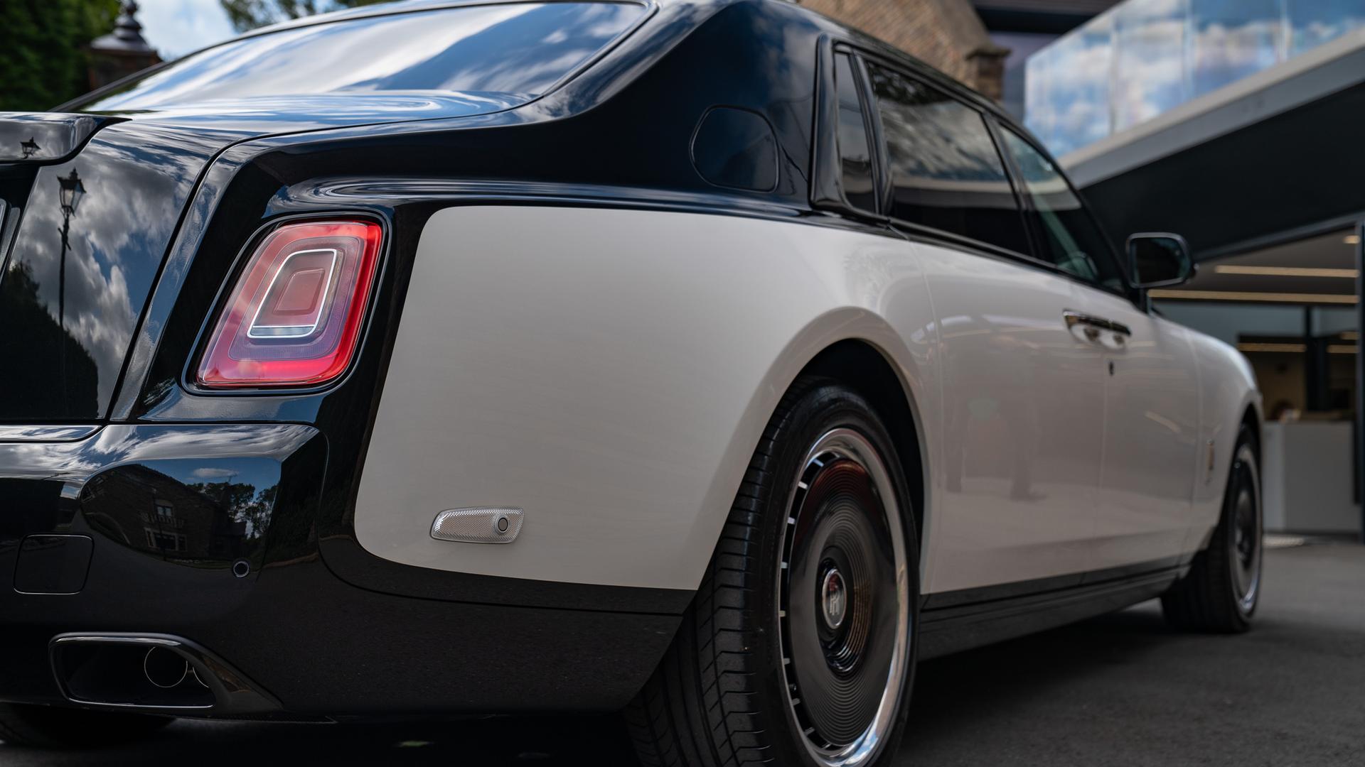Rolls-Royce Phantom EWB Photo 1c6534c7-5ab9-41cf-906f-1f7c7fecbee5.jpg
