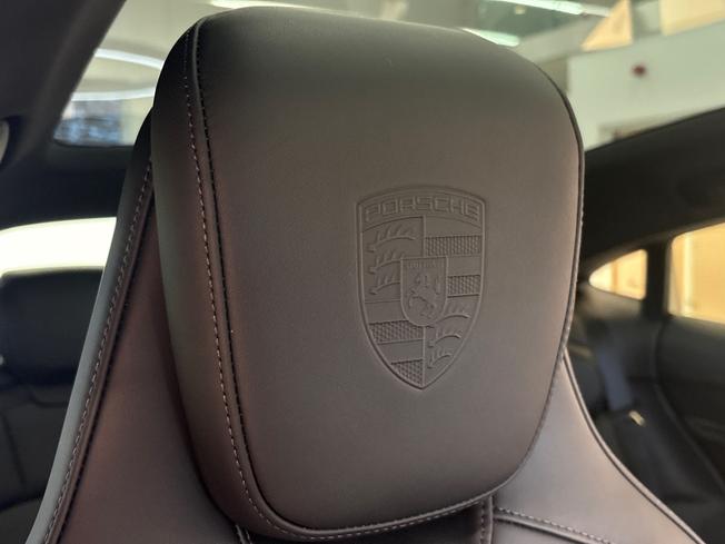 PORSCHE Taycan Photo 15