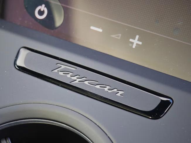 PORSCHE Taycan Photo 27