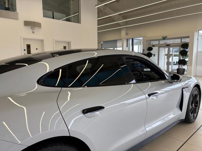 Porsche Taycan Photo 29
