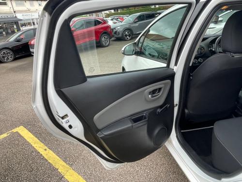 Toyota Yaris Photo 1c9963a7-900f-4909-b3e4-41e621206b30.jpeg