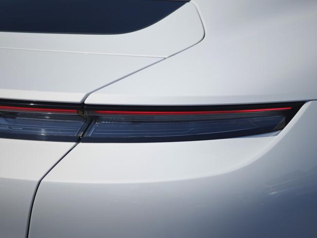PORSCHE Taycan Photo 14