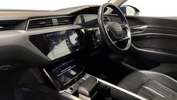 AUDI e-tron Photo 2
