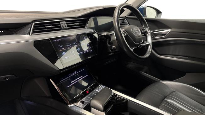 AUDI e-tron Photo 2