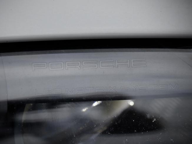 PORSCHE Taycan Photo 8