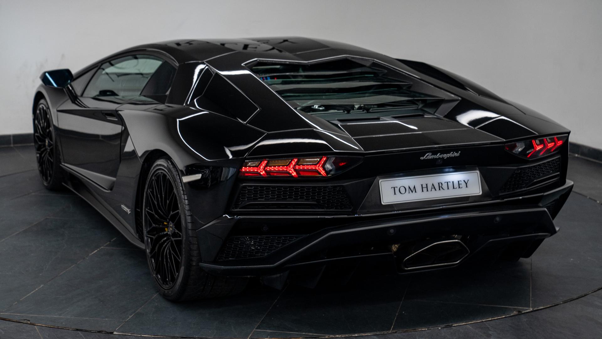 LAMBORGHINI Aventador Photo 1d59976a-42c2-48e8-9d26-36ed326ad69b.jpg
