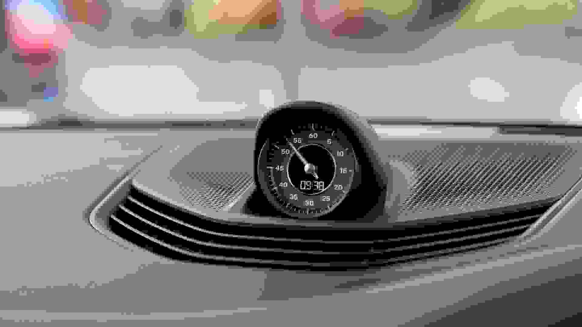 Porsche Taycan Photo 1d68682f-0cdb-4ed6-9f53-38d00bae2127.jpg