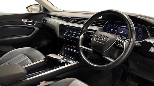 AUDI e-tron Photo 7