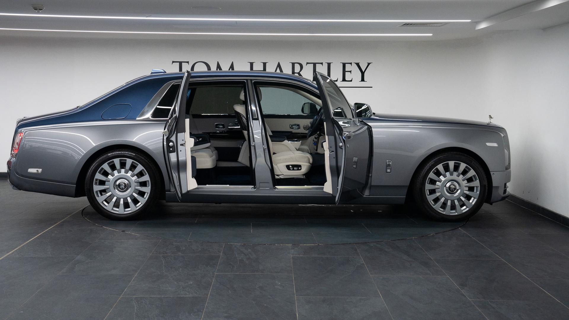 Rolls-Royce Phantom Photo 1df5975c-2a78-4e3a-9783-2e8917547791.jpg