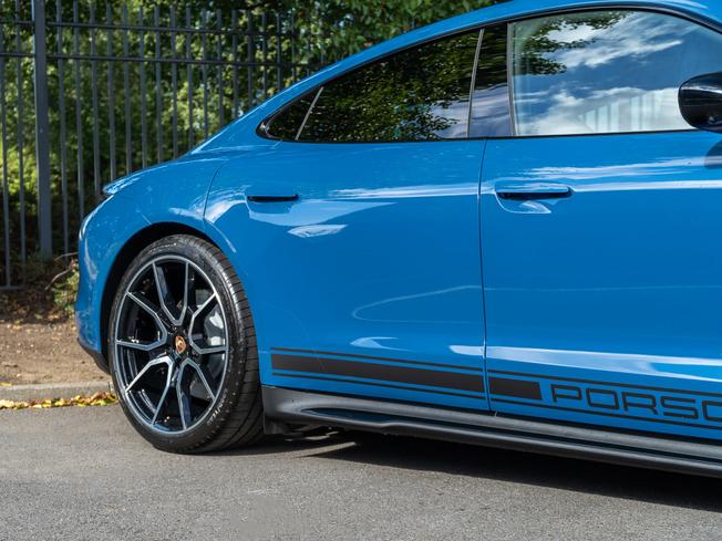 PORSCHE Taycan Photo 37