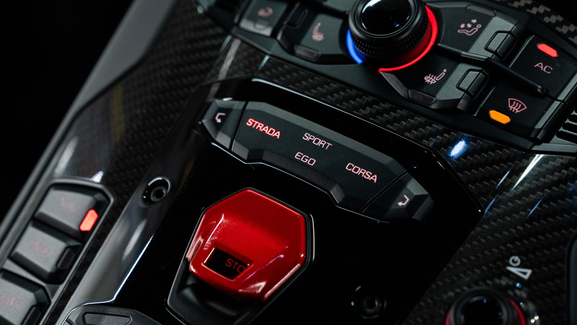 LAMBORGHINI Aventador Photo 1e509870-02c1-4df9-9a61-a942a9977656.jpg