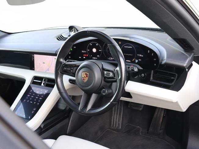 PORSCHE Taycan Photo 13