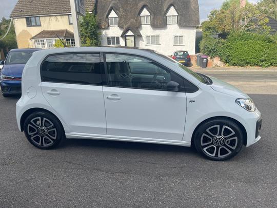 Volkswagen up! Photo 1eed0e8f-6c4e-4ac5-8227-1f87fb740056.jpg