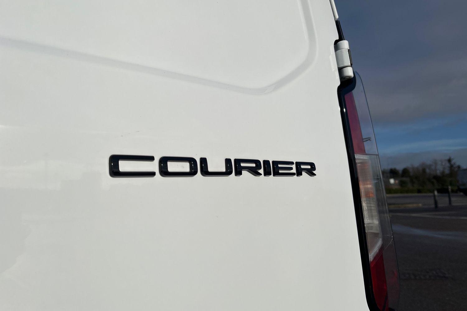 Ford E-TRANSIT COURIER Photo 21