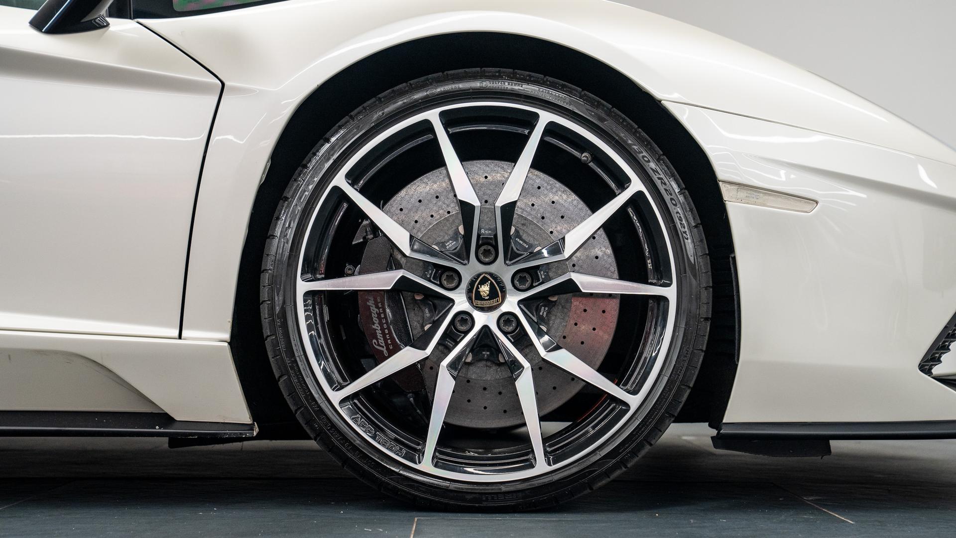 LAMBORGHINI Aventador Photo 1f37d70f-5ac0-4447-81a5-762d1e706d38.jpg