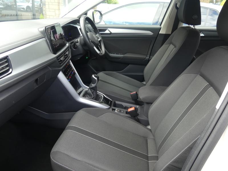 Volkswagen T-Roc Photo 1f7bb69a-3470-4df3-b113-7d8419f9bd98.jpg