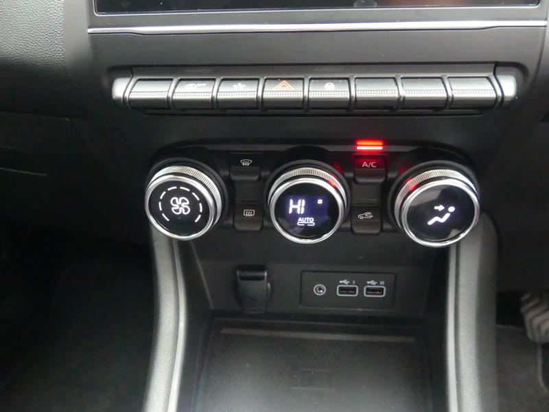 Renault Captur Photo 1fc1a770-bca6-460a-a827-1dd59c4cb6fe.jpg