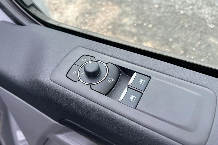 Ford TRANSIT CUSTOM Photo 1fc79245-f72e-4a3b-b419-50f0c35fa759.jpg