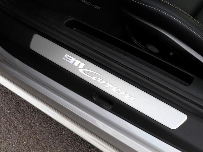 PORSCHE 911 Photo 8