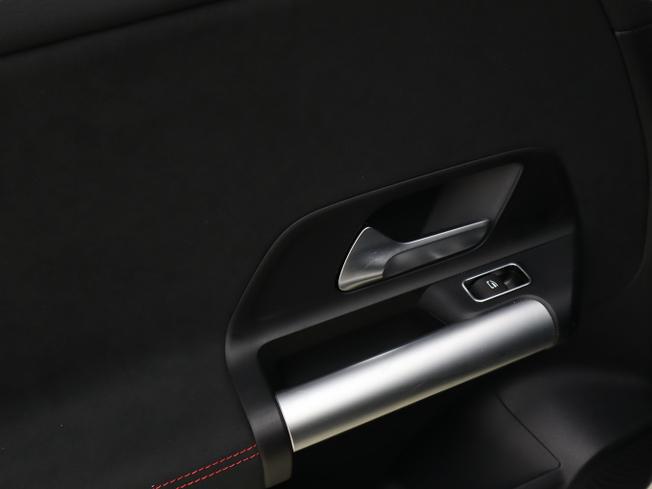 MERCEDES-BENZ GLA Photo 19