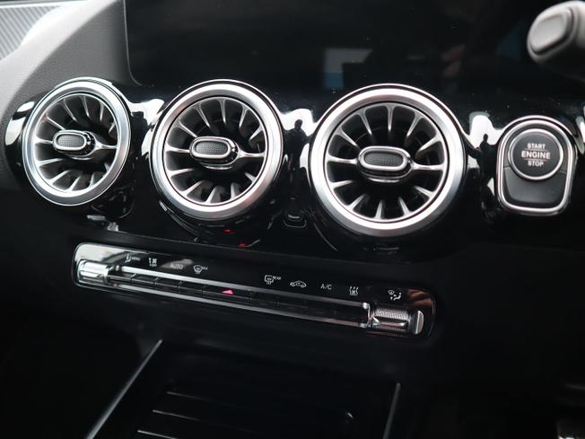 Mercedes-Benz GLA Photo 24