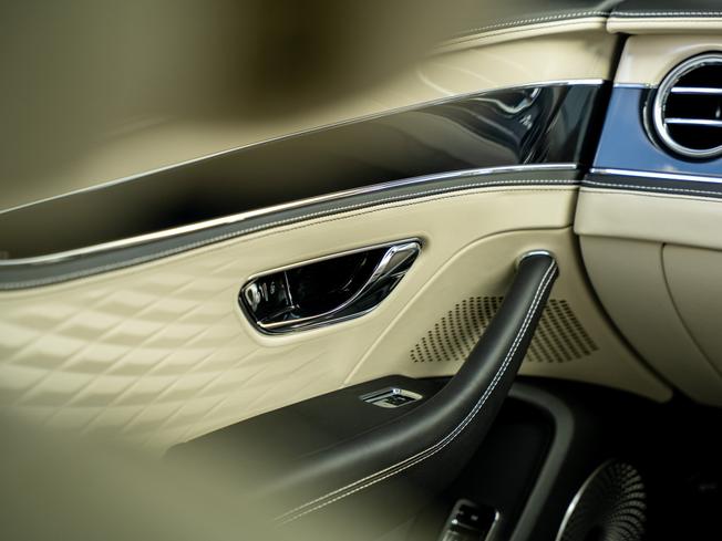 BENTLEY Flying Spur Photo 44