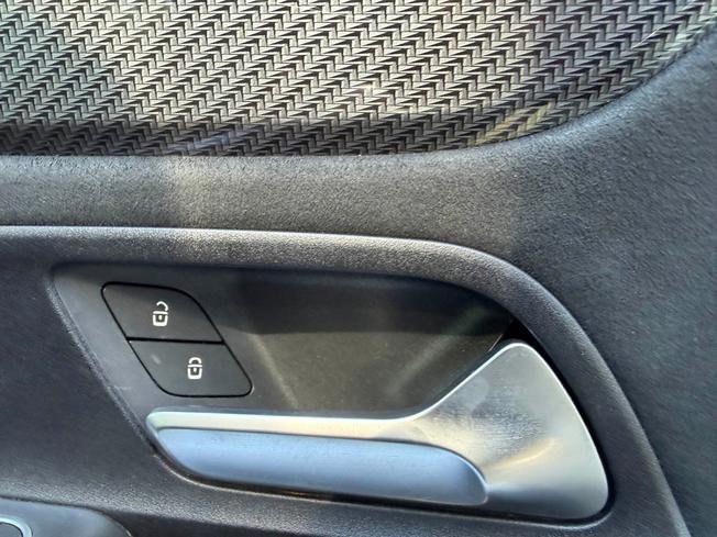 MERCEDES-BENZ GLB Photo 22
