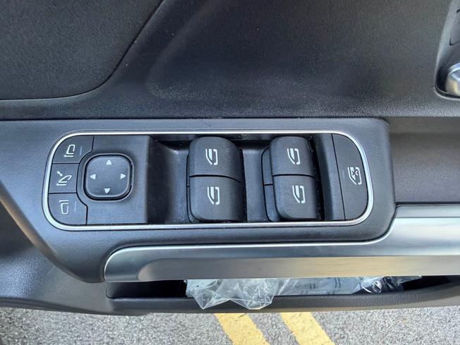 MERCEDES-BENZ GLB Photo 23