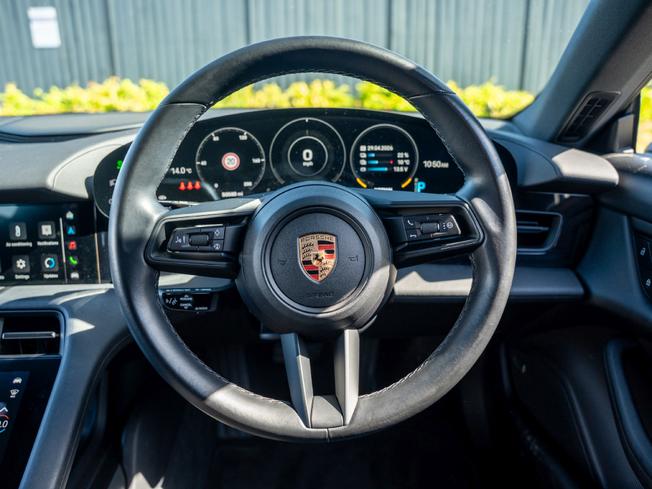 PORSCHE Taycan Photo 10
