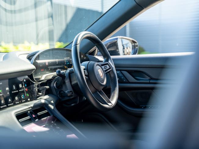 PORSCHE Taycan Photo 11