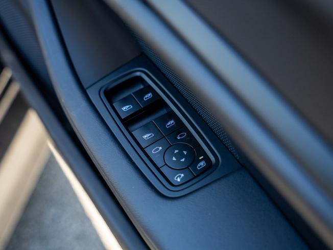 PORSCHE Taycan Photo 18