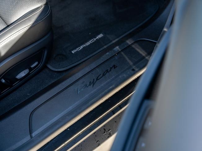 PORSCHE Taycan Photo 19