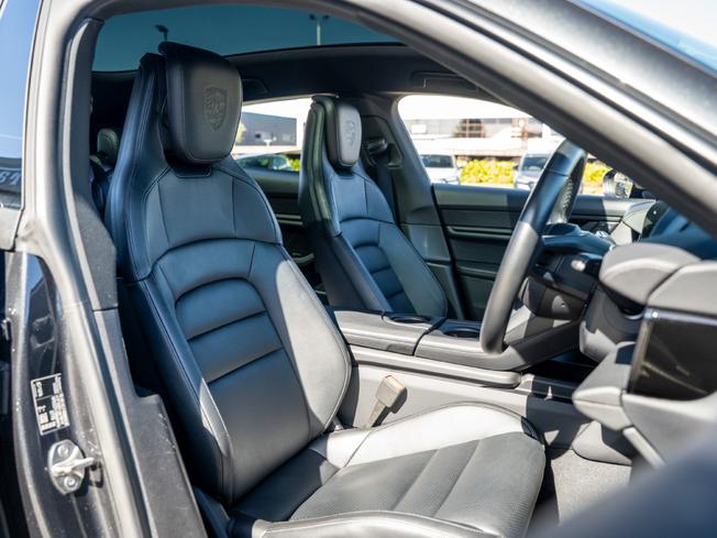 PORSCHE Taycan Photo 21