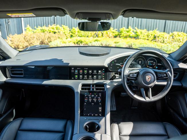 PORSCHE Taycan Photo 24
