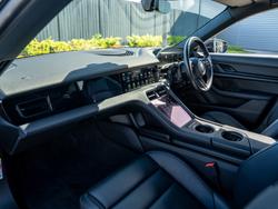 PORSCHE Taycan Photo 3