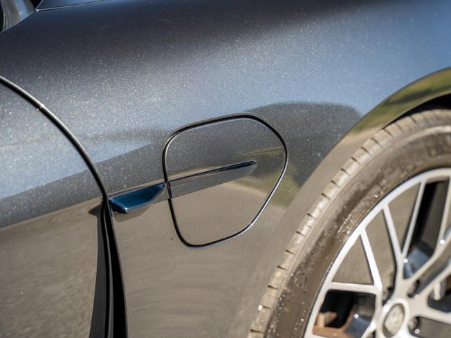 PORSCHE Taycan Photo 32