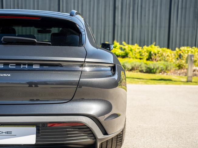 PORSCHE Taycan Photo 38