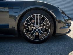 PORSCHE Taycan Photo 4