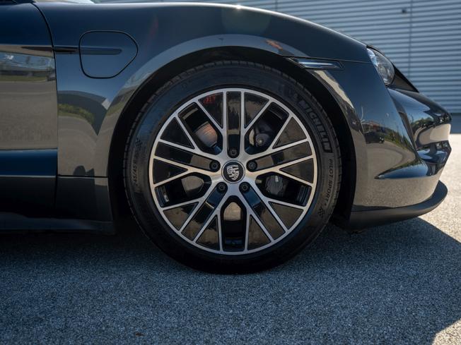PORSCHE Taycan Photo 4