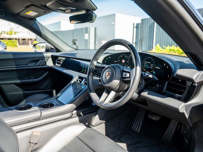 PORSCHE Taycan Photo 8