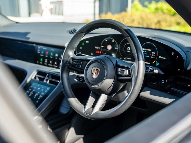 PORSCHE Taycan Photo 9