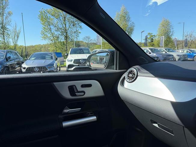 MERCEDES-BENZ GLA Photo 35