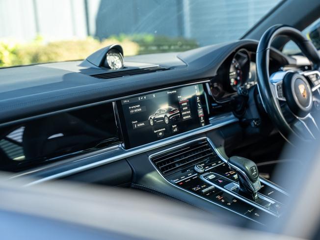 PORSCHE Panamera Photo 21