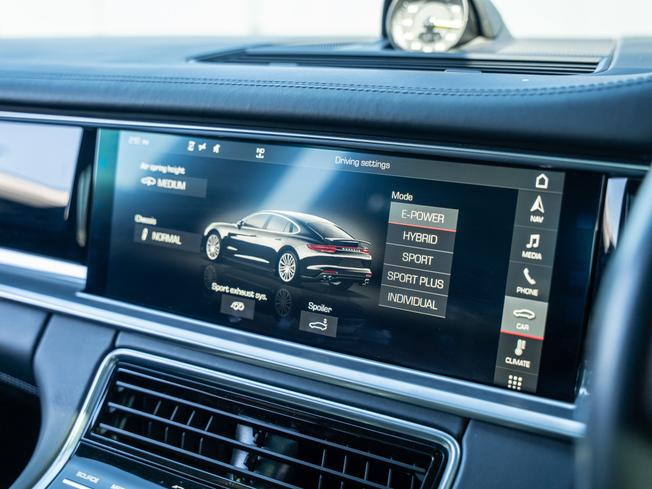 PORSCHE Panamera Photo 24