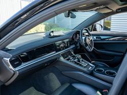 PORSCHE Panamera Photo 3