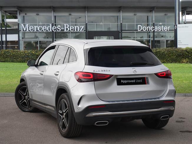 MERCEDES-BENZ GLA Photo 2